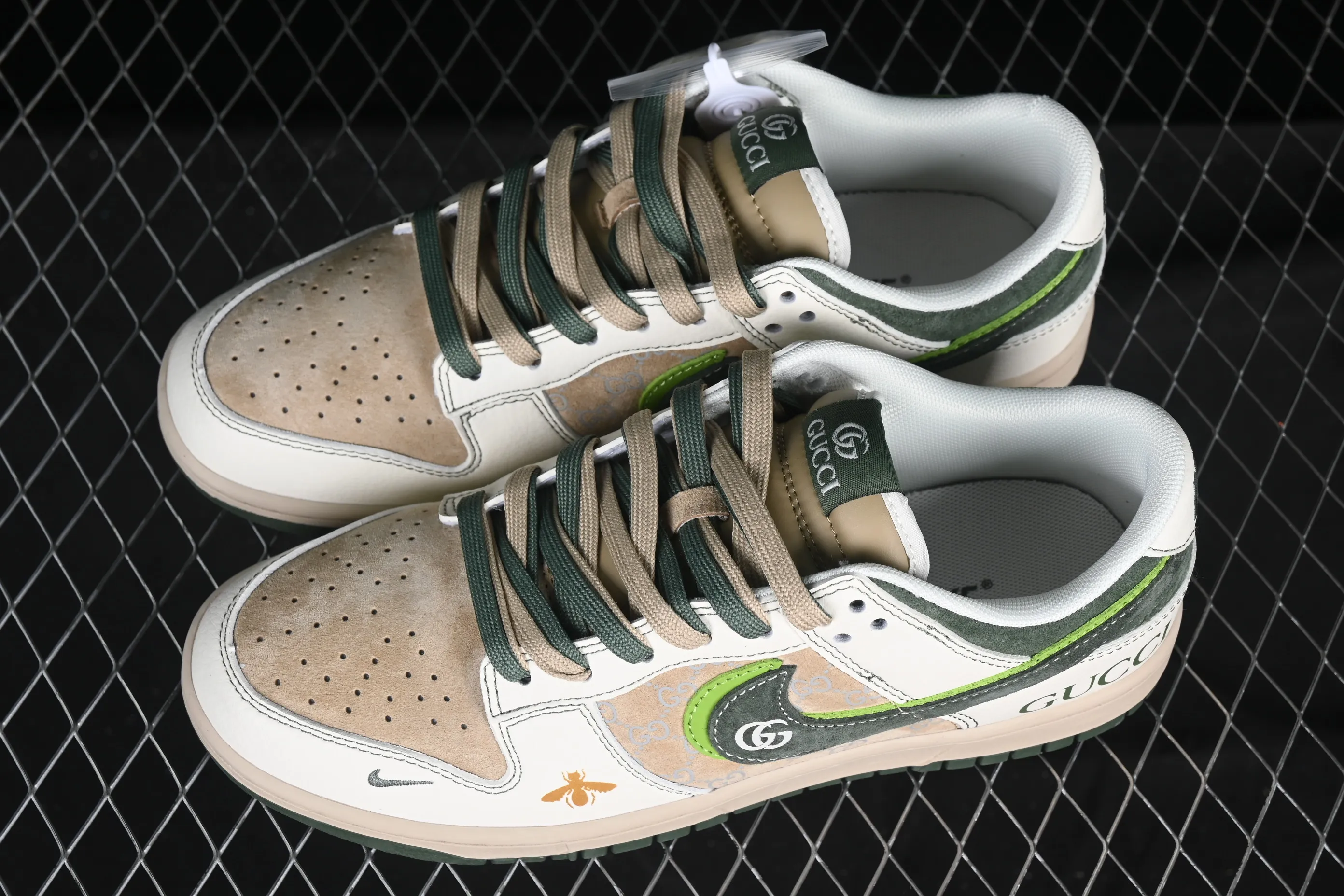 All categories Nk SB Dunk Series Nk SB Dunk Low High-end customized low-top sneakers Nk SB Dunk Low Gucci co-branded Little Bee Green Hook Anniversary high-end customized low-top casual sneakers DM6868-025